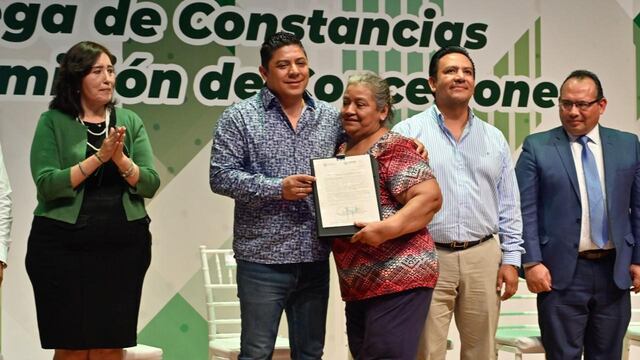 Ricardo Gallardo entrega concesiones de transporte público