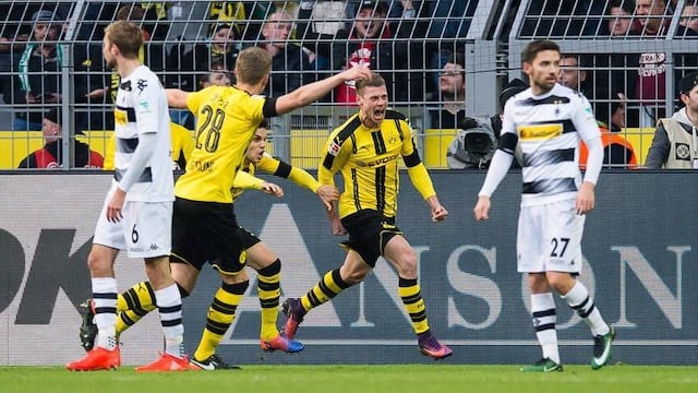 Jugadores del BVB Dortmund festejan un tanto.