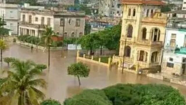 Plaza de la Revolución de La Habana se inunda con las fuertes lluvias