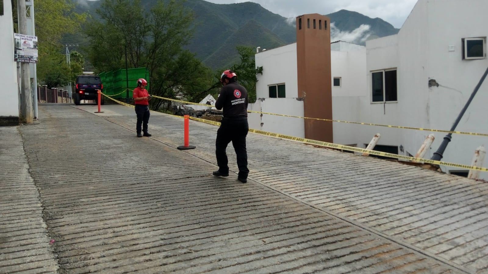 Monterrey cierra carril por socavón y derrumbe en Vía Los Encinos