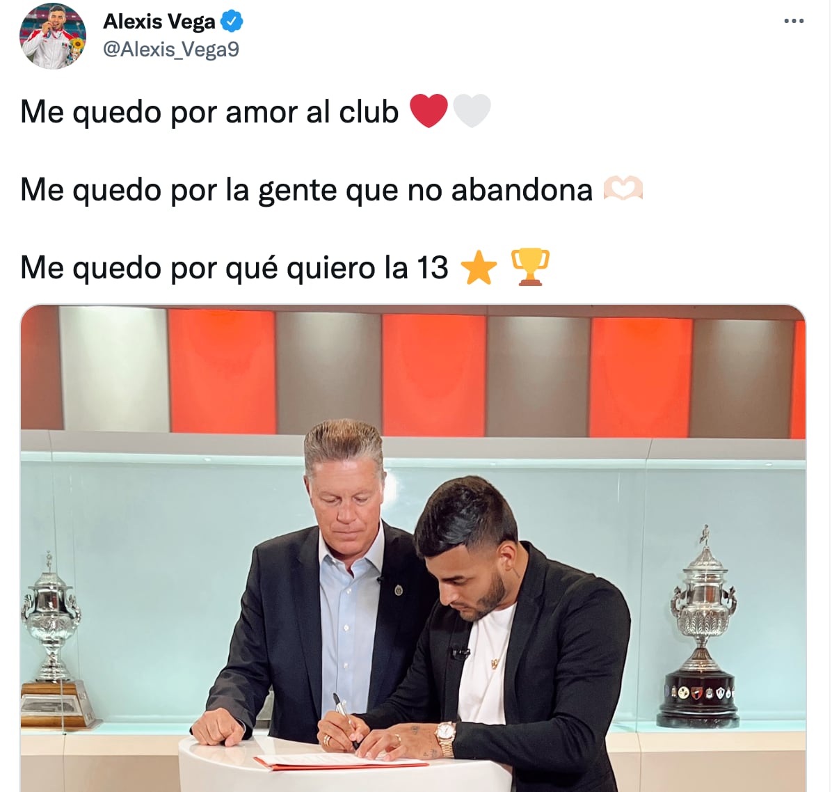 Alexis Vega renovó con Chivas