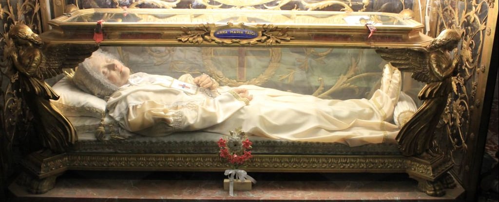 Urna de cristal que conserva las reliquias de la beata Ana María Taigi