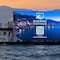 Turistas critican barco con publicidad durante los atardeceres en Puerto Vallarta