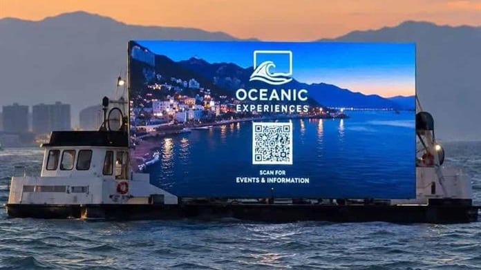 Turistas critican barco con publicidad durante los atardeceres en Puerto Vallarta