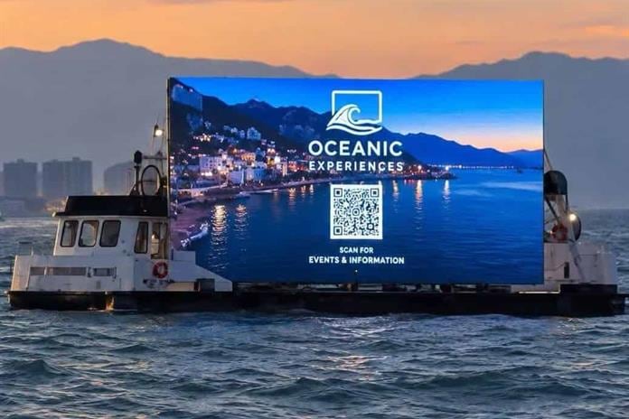 Barco con publicidad en Puerto Vallarta