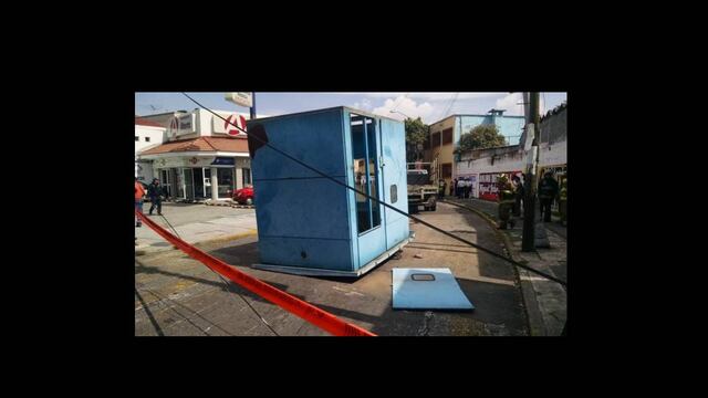 La estructura metálica se atoró con cables de alta tensión y provocó que tanto los trabajadores cono el contenedor cayeran del camión.