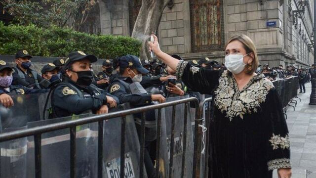 Xóchitl Gálvez roció con desinfectante a policías de CDMX