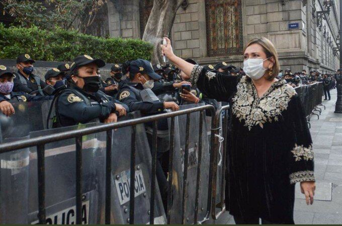 Xóchitl Gálvez roció con desinfectante a policías de CDMX