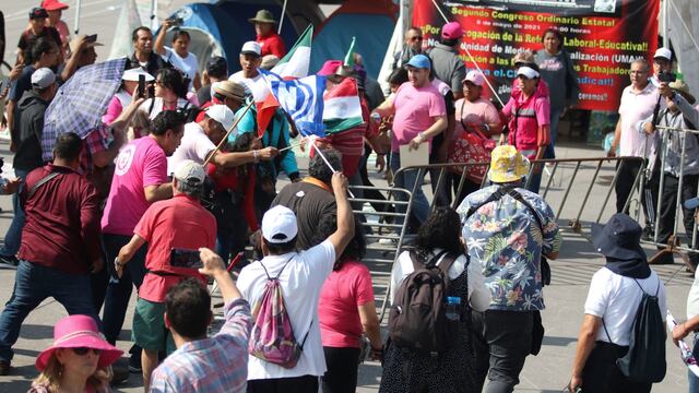 Enfrentamiento de la CNTE contra la Marea Rosa