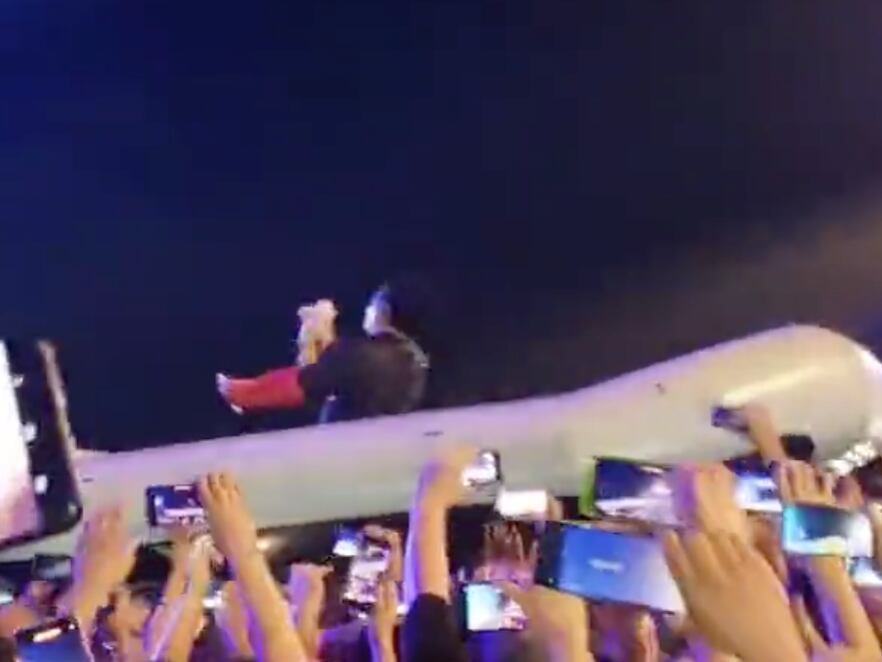 Richard Z. Kruspe de Rammstein, besa al peluche del Dr. Simi.