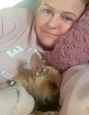 Amanda Gommo, su perrita le hizo popó en la cara
