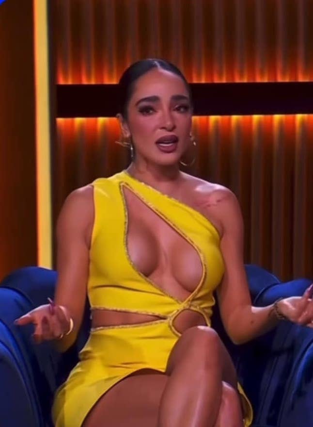 Manelyk González con sus senos chuecos.