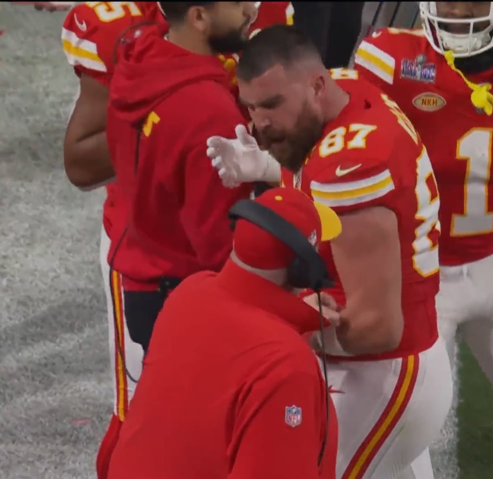 Travis Kelce manotea a Andy Reid