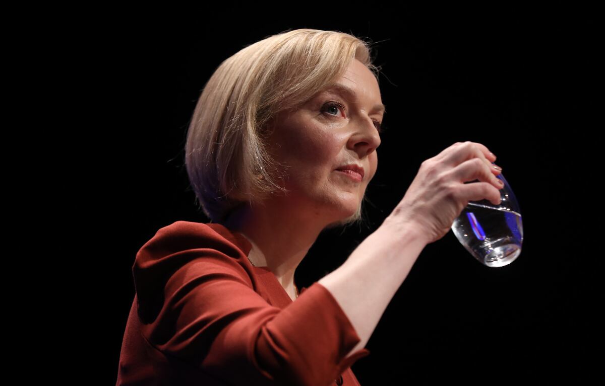 Diario británico se burla de Liz Truss; ¿qué durará más, una lechuga o la primera ministra?