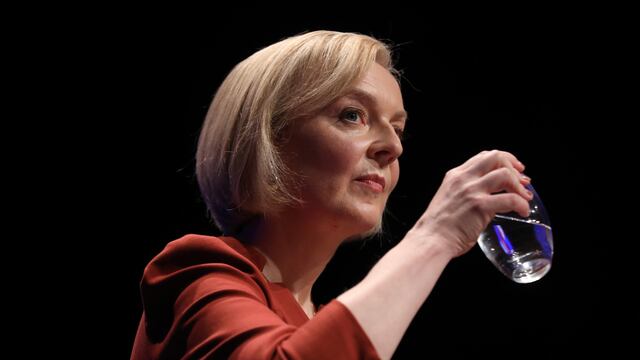 Diario británico se burla de Liz Truss; ¿qué durará más, una lechuga o la primera ministra?