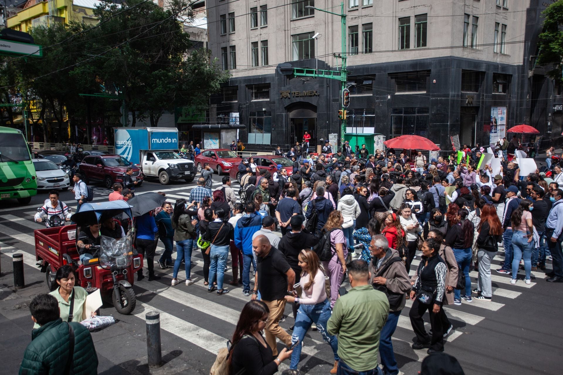 Comerciantes toman Eje Central en protesta por las vallas de la CNTE