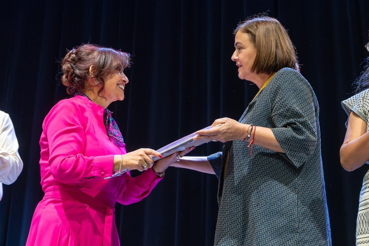 Lorena Cuéllar entrega Premio Bellas Artes a J. Concepción Jaén Gaspar