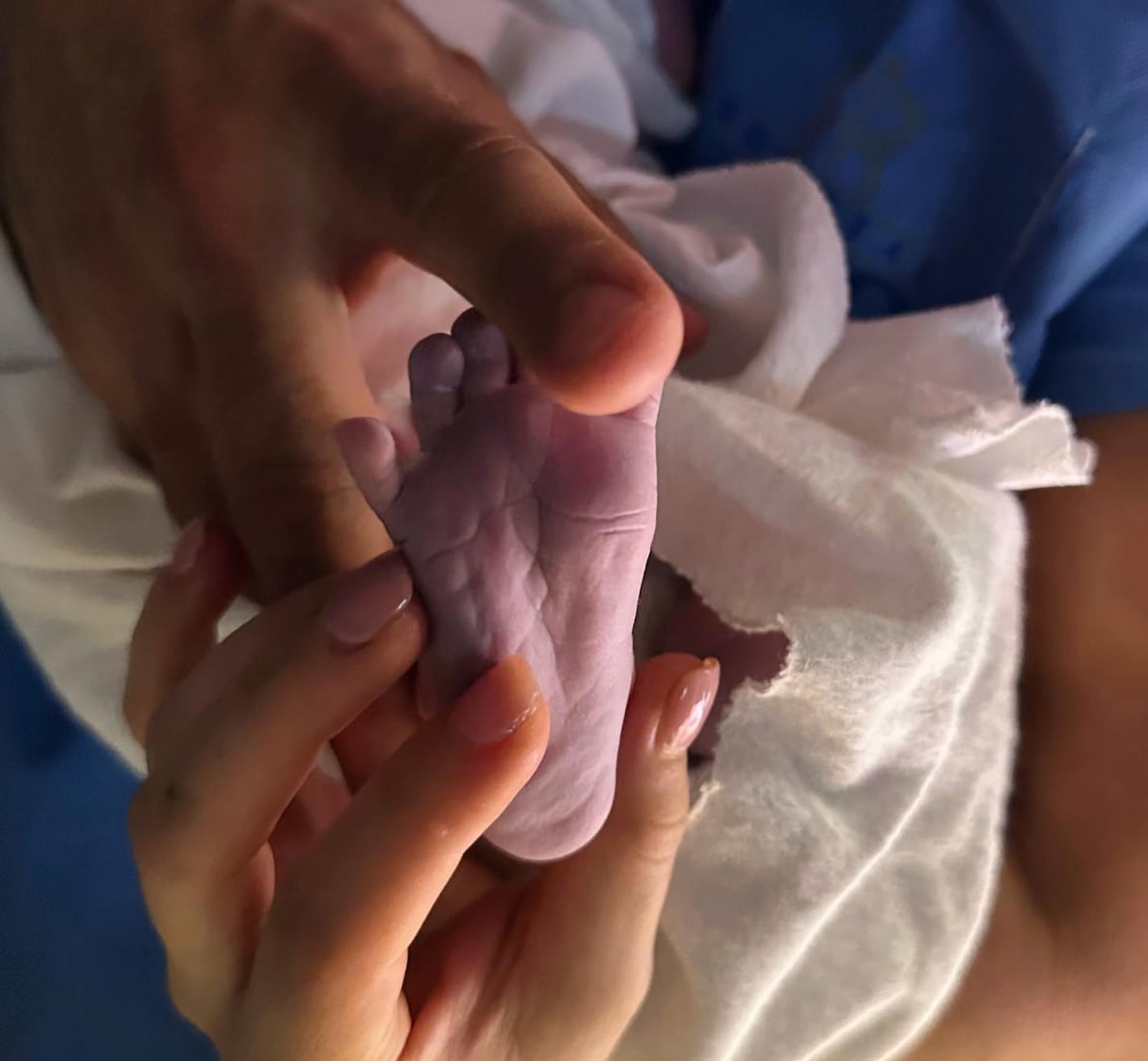 Carlos Rivera y Cynthia Rodríguez comparten el nacimiento de su bebé