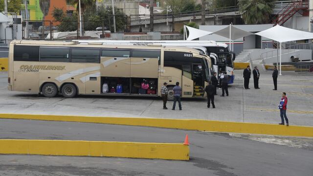 Paisanos en autobús de Estados Unidos hacia Nuevo Laredo.