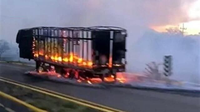 Grupo armado incendió un tráiler y carros blindados en Elota, Sinaloa, hoy 3 de julio de 2025