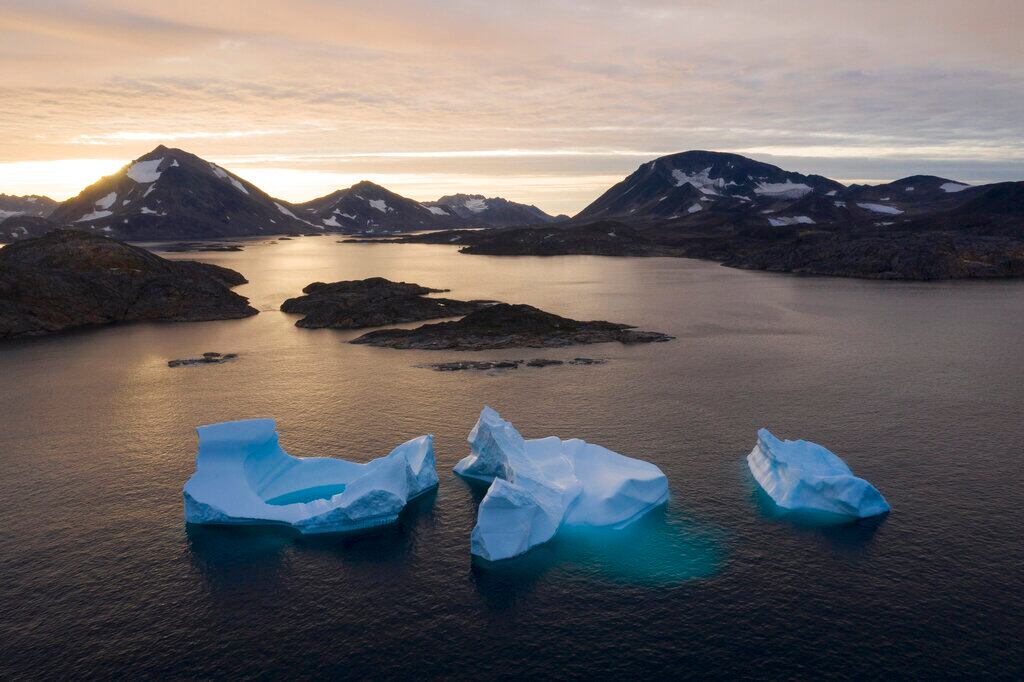 Los glaciares flotan en el mar cerca de Kulusk, Groenlandia, el 16 de agosto del 2019. E