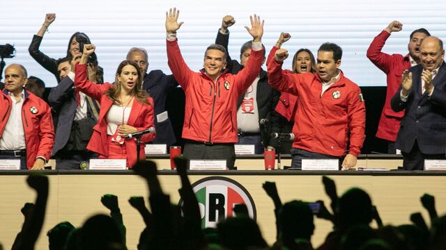 Integrantes del Consejo Político del PRI votan el cambio de estatutos del partido durante la 24 Asamblea Nacional Ordinaria
