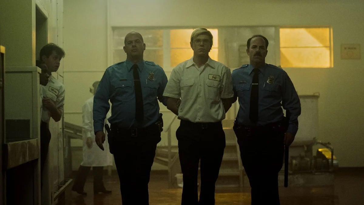 Evan Peters como Jeffrey Dahmer