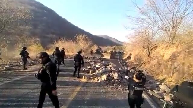 SSP-Michoacán desbloquean carreteras