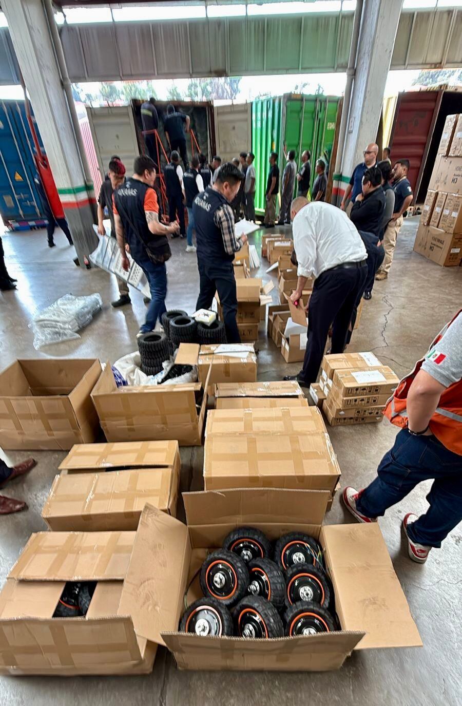 Duro golpe al contrabando de China: confiscan cientos de productos y bicicletas eléctricas en CDMX