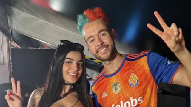 The Grefg cumple promesa de foto tanga con Karely Ruiz