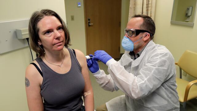 Jennifer Haller recibe una primera dosis de una prueba clínica para una posible vacuna contra el Covid-19