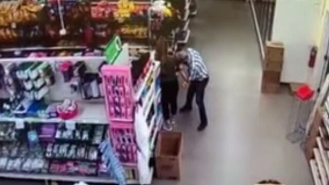 Hombre se limpia la nariz en ropa de empleada