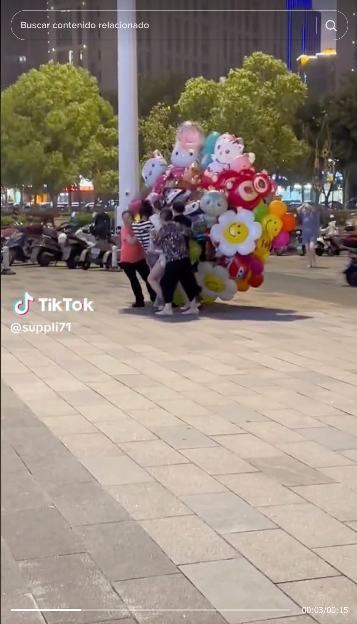 TikTok: Tratan de salvar los globos de una vendedora, pero el viento se los lleva en el momento más hermoso y triste