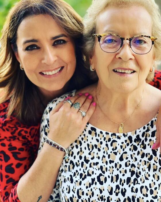 Aurora Valle junto a su mamá