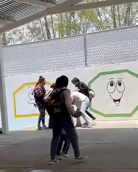 Pleito entre una mamá y una maestra en el jardín de niños “Enrique Laubscher” de Hidalgo