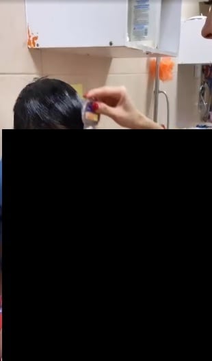 Mariana Rodríguez quita piojos de los niños