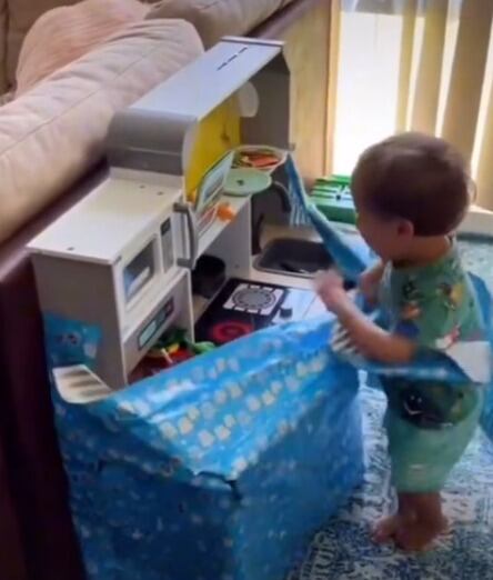 Niño recibe cocinita como regalo de Reyes Magos
