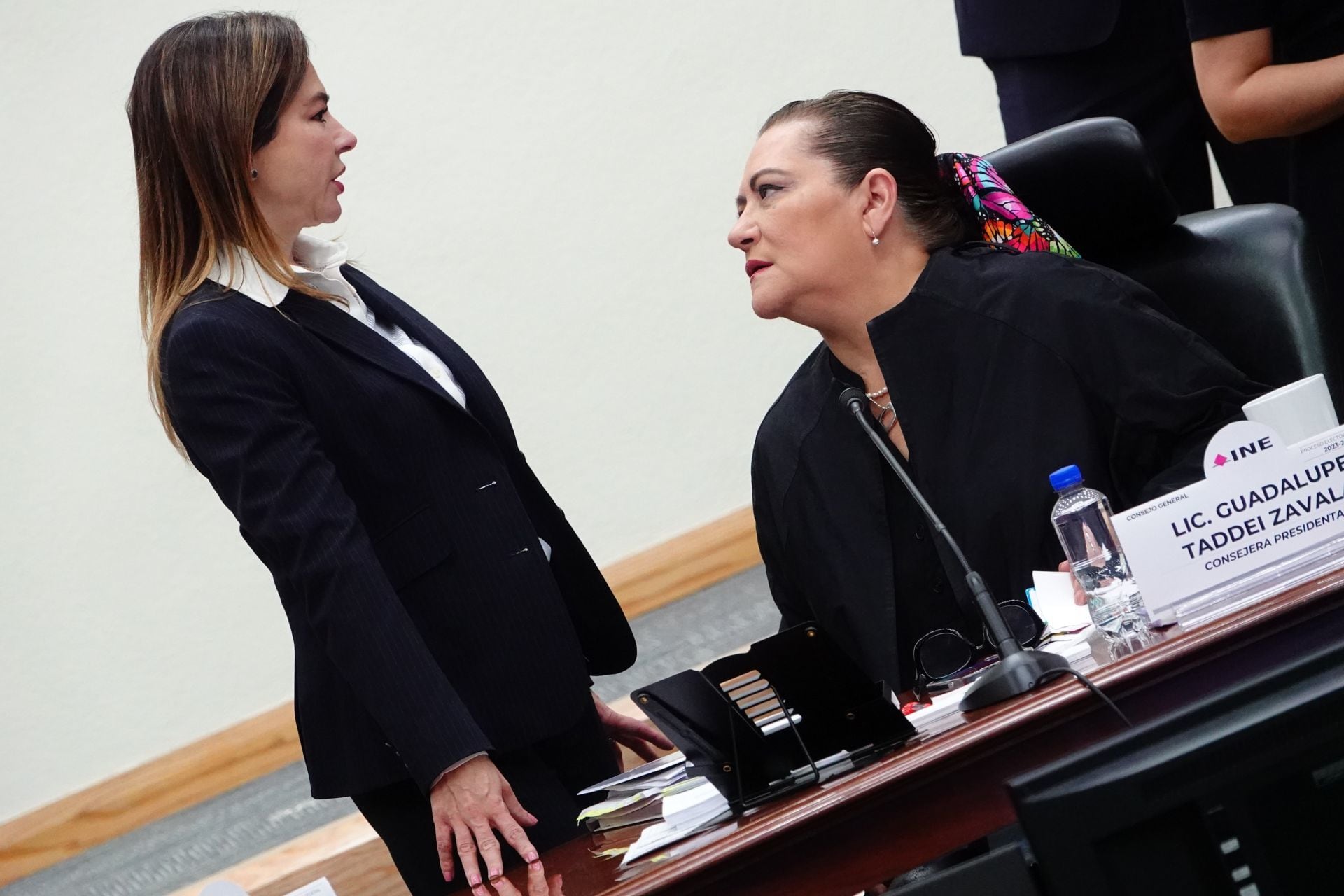 Guadalupe Taddei Zavala, consejera presidenta del INE, y Carla Humphrey