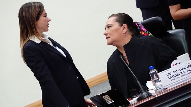 Guadalupe Taddei Zavala, consejera presidenta del INE, y Carla Humphrey