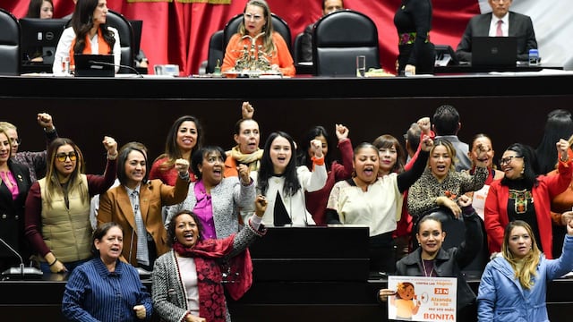 Flor de María Esponda, diputada de Morena, junto a sus compañeras de bancada, durante la sesión ordinaria en la que se desarrolló la efeméride con motivo del Día Internacional de la Eliminación de la Violencia contra las Mujeres