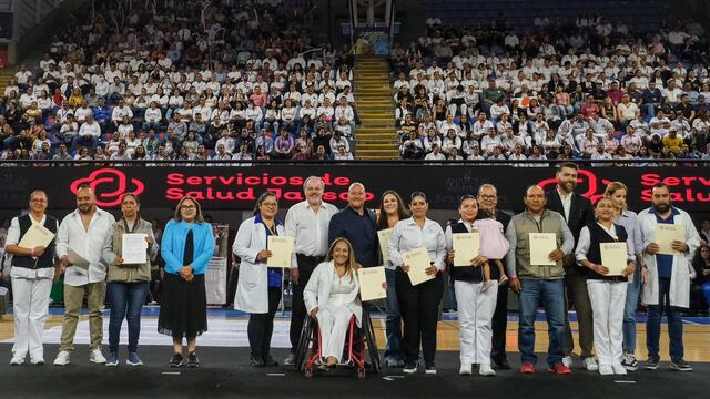 Enrique Alfaro entrega 5 mil bases a personal del sector salud