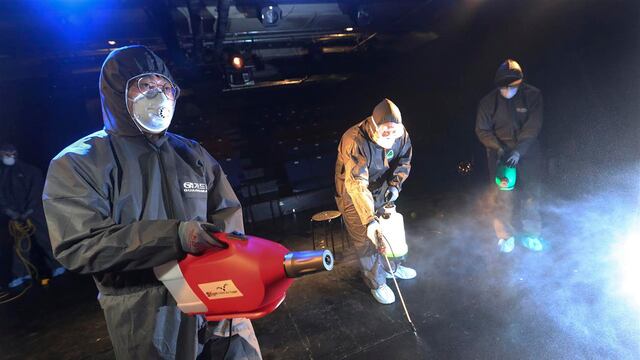 Trabajadores desinfectan calles de Seúl, en Corea.