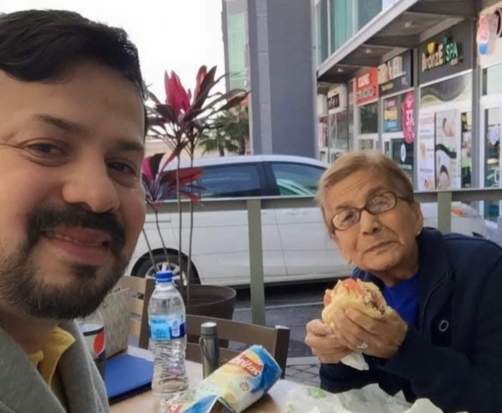 Cruz Martinez y su madre, doña Gela