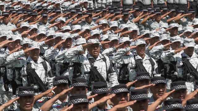 Cientos de elementos de la Guardia Nacional saludan a la bandera, en imagen de marzo pasado