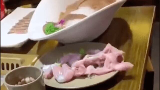 Un pedazo de pollo crudo asustó en redes sociales al volver a la vida.