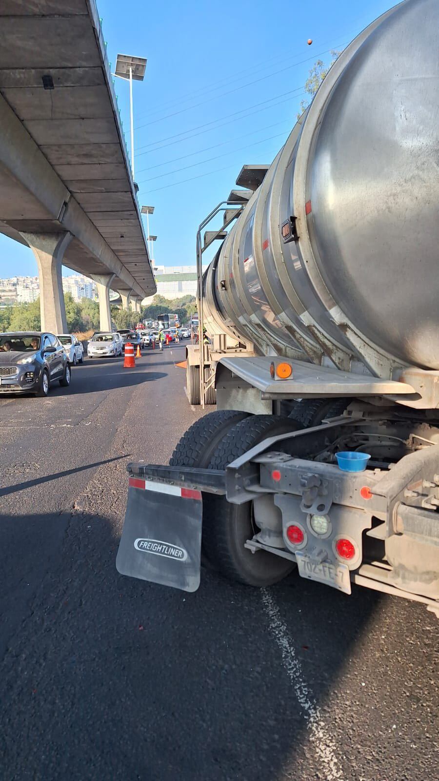 Pipa de Pemex sufre ruptura de tanque en carretera de Cuautitlán Izcalli