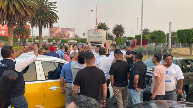 Taxistas bloquearon glorieta y esto exigieron