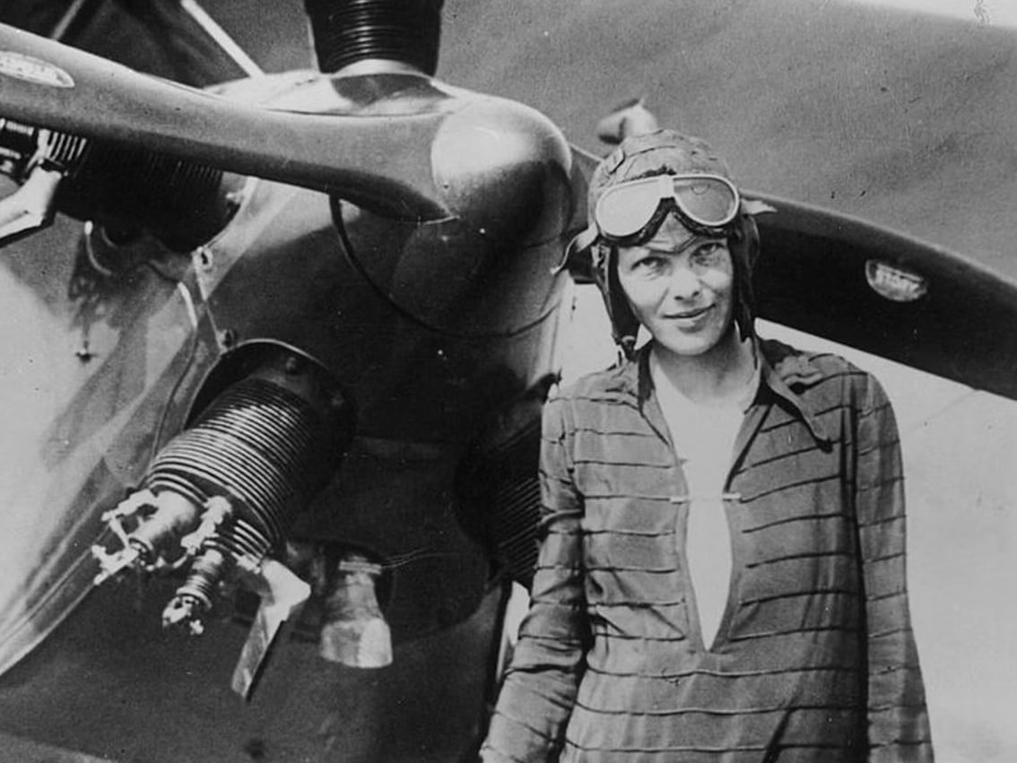 Amelia Earhart, piloto mujer.