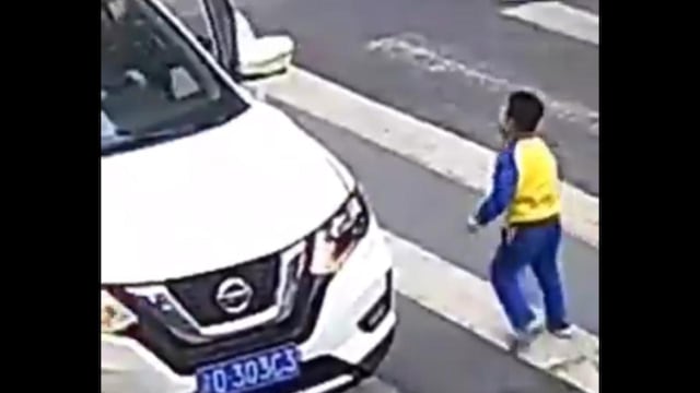 Defendió a su mamá de un auto