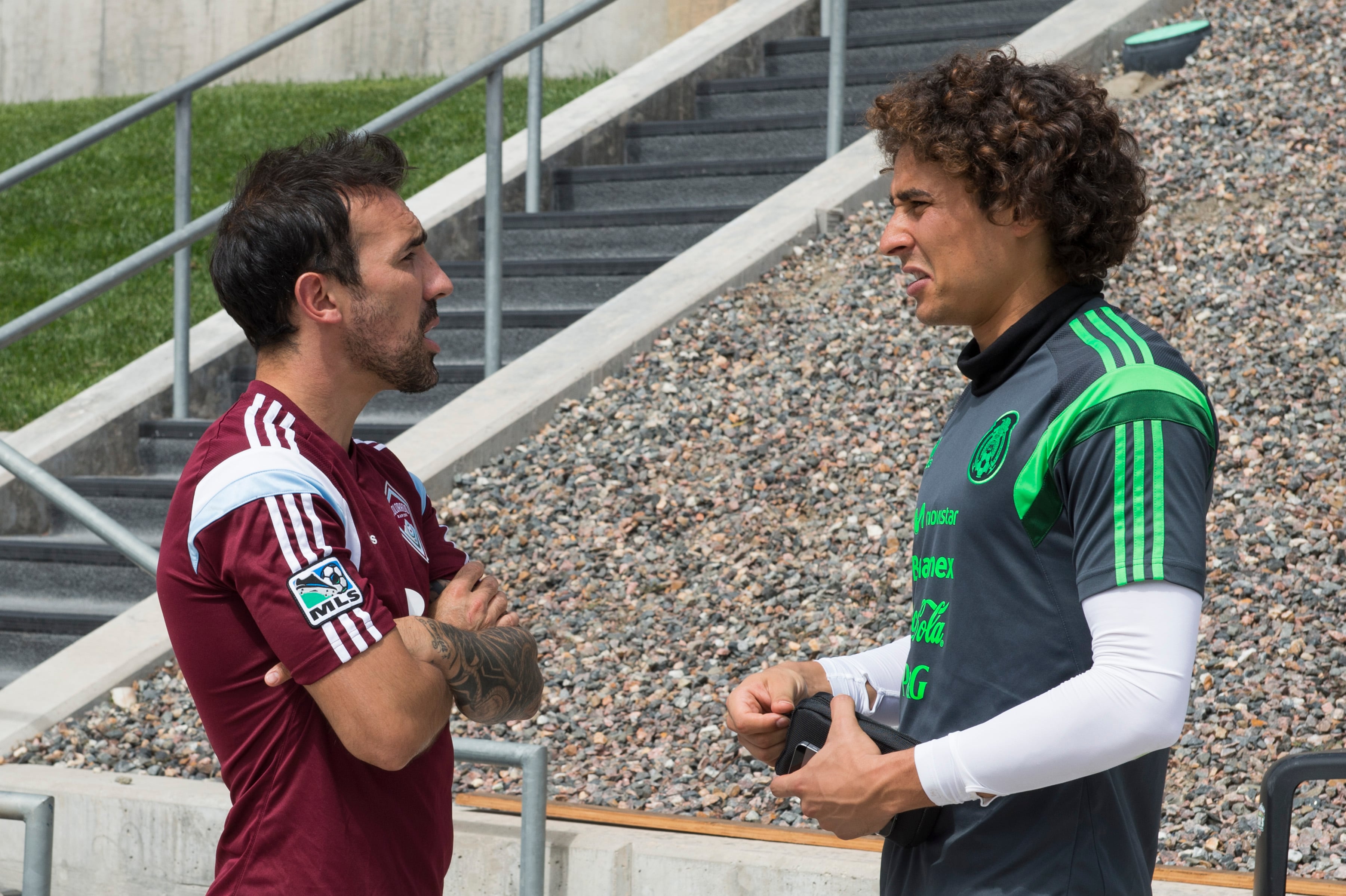 Vicente Sánchez, charlando con Guillermo Ochoa